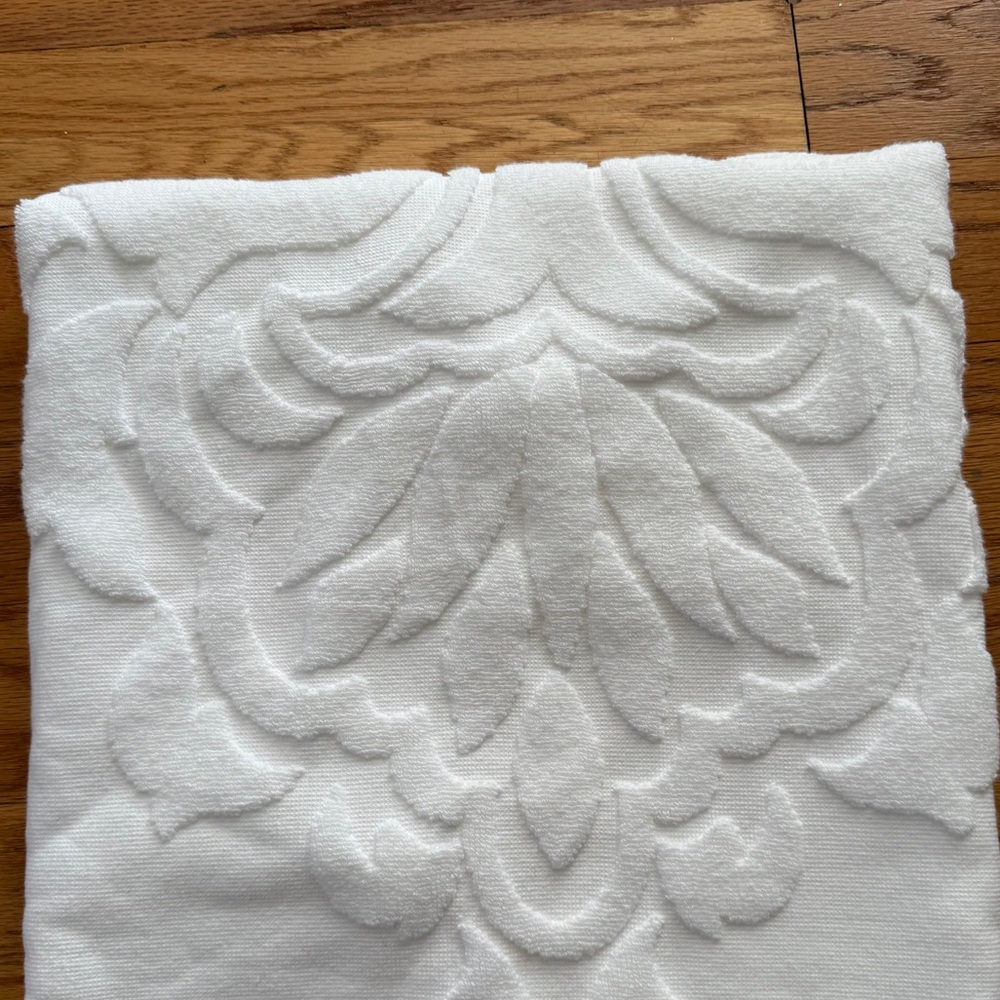 Frontgate Resort Sculpted Bath Towel - NWT - Picture 9 of 15